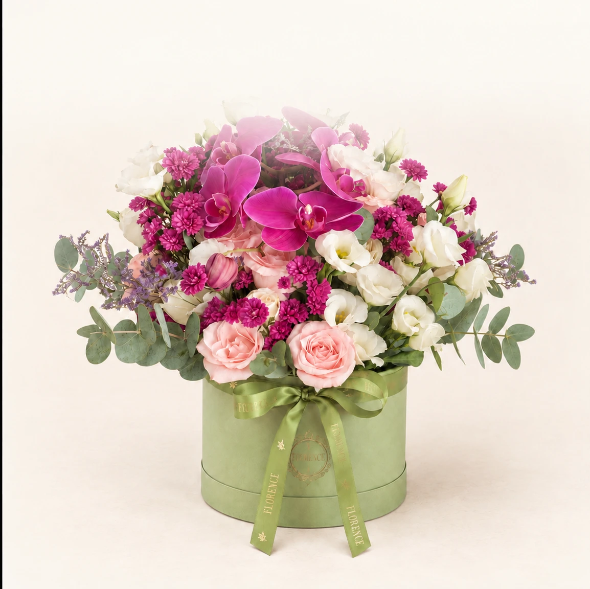 Box floral verde com orquídeas magenta, rosas e flores brancas da La Vie Fleurie.