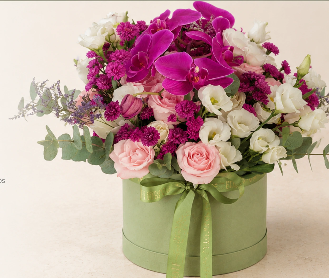 Box floral verde com orquídeas magenta, rosas e flores brancas da La Vie Fleurie.