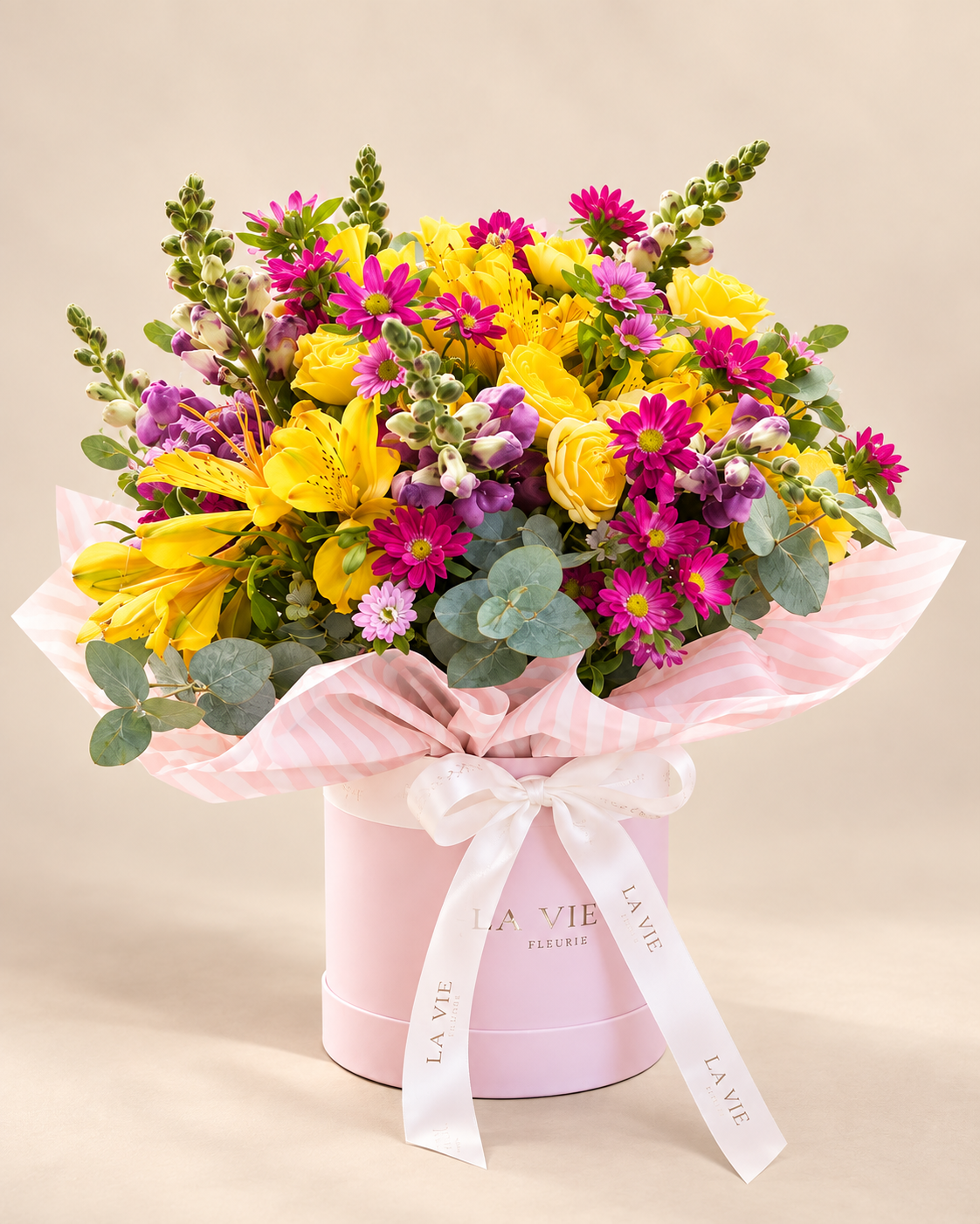 Box floral com orquídeas magenta, dálias e rosas em papel nude