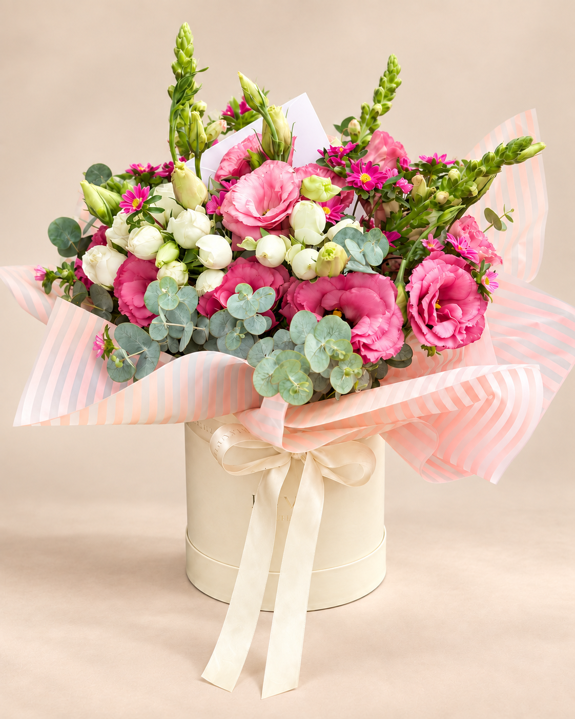 Box floral com orquídeas, rosas e espumante para celebração